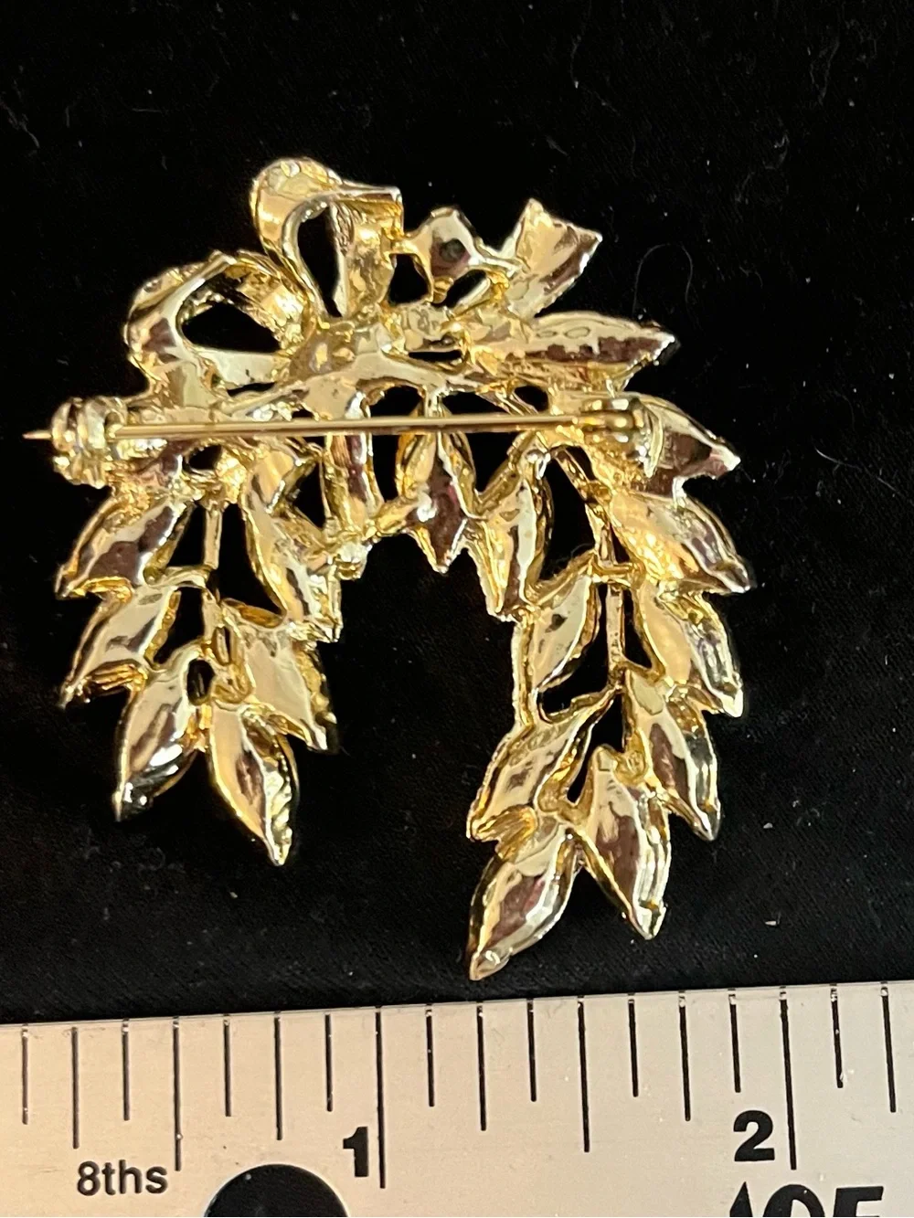 Elegant Vintage Gold-Tone Blue Crystal Wreath Brooch - Women Jewelry - Picture 2 of 2
